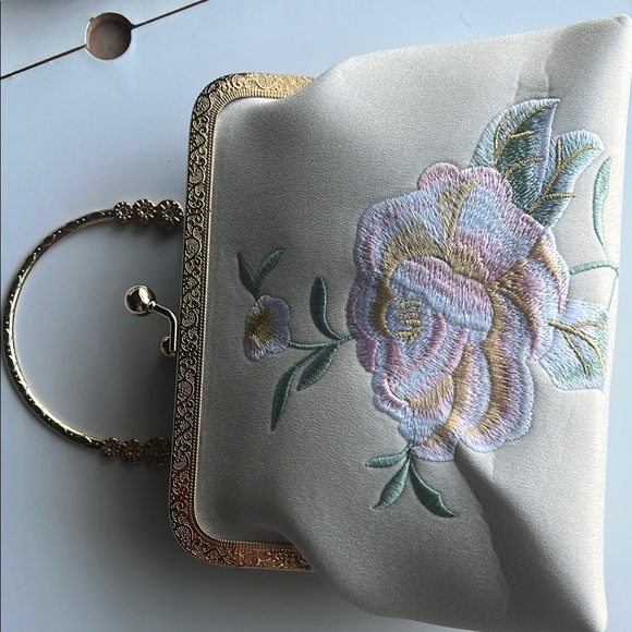 Elegant Floral Embroidered Handbag - Picture 4 of 4